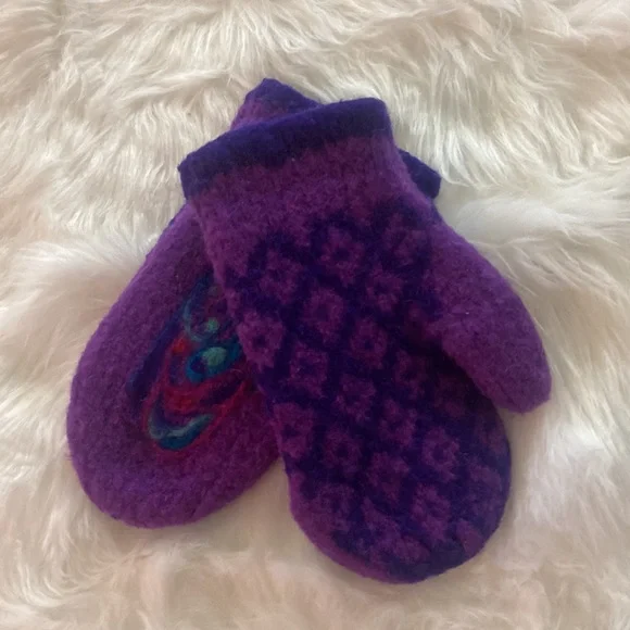 Felted wool mittens - Picture 2 of 2